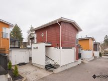 Omalla pihalla on paikka yhdelle autolle sekä eristetty varasto