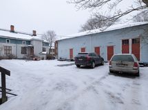 Asunnolle kuuluu kaksi isoa varastoa/ Till lägenheten hör två stora förråd.