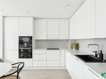 Iso keittiö laadukkaine ja integroituine kodinkoneineen