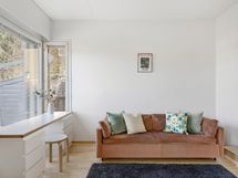 Tämä huone sopii työhuoneeksi tai makuuhuoneeksi. Oikealla vielä askarteluhuone/varasto.