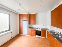 Keittiöön mahtuu hyvin ruokapöytä tuoleineen.