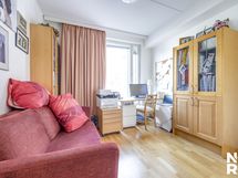 Ensimmäinen makuuhuone sisääntulon jälkeen