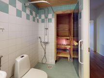Pesuhuoneessa myös wc-istuin