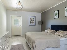 Huone 1-käynti terassille tämän kautta