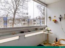Tilava lasitettu parveke länteen