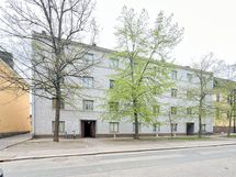 Taloyhtiö seisoo jykevästi omalla tontillaan