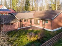 Aurinkoinen aidattu piha