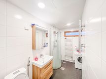 Kylpyhuone on siisti ja pesukonekin mahtuu hyvin.