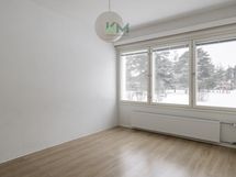 Makuuhuoneeseen mahtuu helposti parisänky