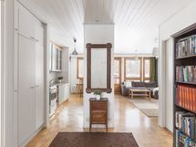 Eteisaula, keittiö, ruokailutila ja olohuone muodostavat monikäyttöisen kokonaisuuden.