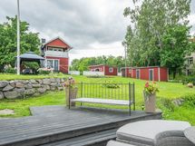 Pihaa saunasta päin katsottuna