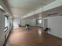 Tilassa on paljon ikkunoita, joten luonnonvaloa riittää.