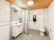 Kylpyhuoneessa on hyvin tilaa vaikka pesutornille.