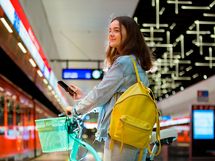 Liikkuminen paikasta toiseen sujuu näppärästi. Ruoholahden metroasemalle matkaa on alle kilometri ja lähin raitiovaunupysäkki on aivan vieressä.