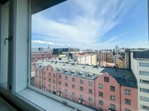 Kodin ikkunat, joita on koko huoneiston leveydessä suuntaavat itään.