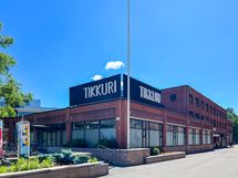 Kauppakeskus Tikkuri aivan talon vieressä.