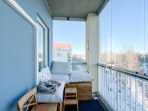 Kulmaparveke on tilava ja lasitettu.