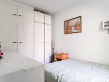 Makuuhuoneen kaapistot.