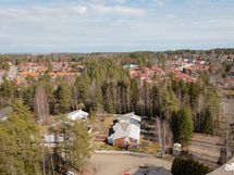 Pihaa vastapäätä ei ole heti toista asuinrakennusta, mikä myös luo tilantuntua pihaan.