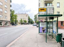 Bussit kulkee vierestä.