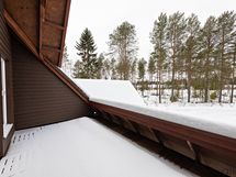 Makuuhuoneista kulku parvekkeelle. 