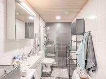 Kylpyhuoneessa tilaa täysmittaiselle pesukoneelle.