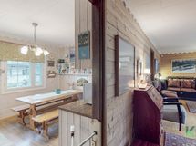 Keittiöstä oikealle avautuu näkymät olohuoneeseen.