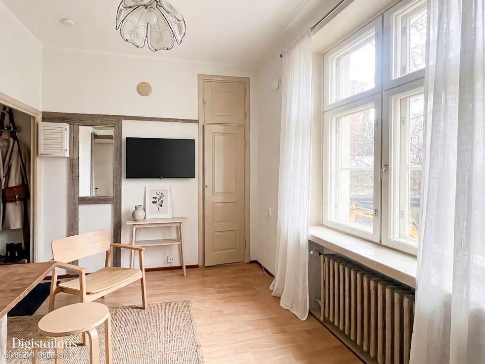 Tervetuloa parvelliseen kompaktiin yksiöön, jossa huoneiston seinät ja katto on maalattu 2023.