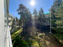 Parvekkeelta on näkymät etelään piha alueelle. Kolmas kerros.