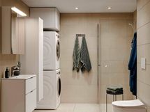 Visualisointi hintaan kuuluvasta kylpyhuonetyylistä Hieta: hiekansävyiset lattialaatat (visualisoinnista poiketen 10x10 cm) ja seinälaatat sekä tyyliin sopivat valkoinen allaslaatikosto, pyykkikaappi, peilikaappi sekä sähkökäyttöinen pyyhekuivain.