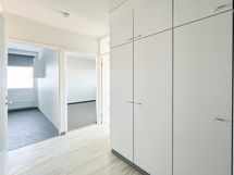 Eteisessä on tilava kaapisto.