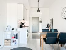 Keittiö yhdistyy huoneeseen luoden avaran tunnelman