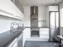 Laadukkain kodinkonein varustettu keittiö on remontoitu edeltävän omistajan toimesta.
