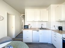 Keittiössä on runsaasti kaappitilaa ja laskutilaa.