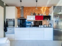 As 3 (2h+k+kph+s+vh). Avokeittiö