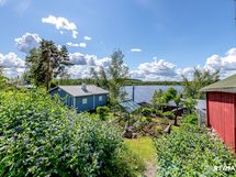 Kasivuone, kasvimaa, marjapensaat ja omenapuu kuuluvat myytävälle kiinteistölle.