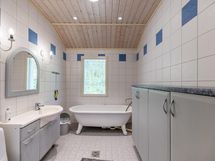 Yläkerran kylpyhuone