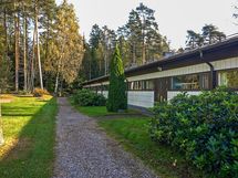 Talon etupihan puoleista yhtiöpihaa