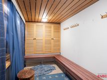 Päärakennuksen toinen pukuhuone