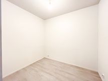 Makuuhuoneen vieressä tilava vaatehuone, josta loihtii helposti myös työ- tai makuuhuoneen.