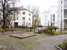 Viihtyisä sisäpiha leikkialueineen