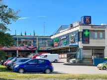 Hakunilan ostoskeskuksen palvelut ovat alle kilometrin päässä.