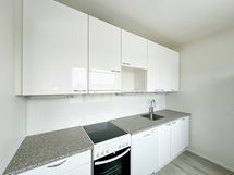 Tilava ja hyvin varusteltu keittiö.