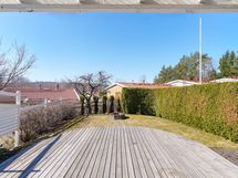 Takapiha on suojaisa ja suuntaa länteen.