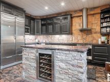 Saarekkeessa viinikaappi