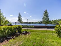 Näkymä terassin suunnasta piha-alueelle ja edelleen Vanajavedelle
