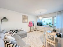 Asuinhuone on hyvän kokoinen ja valoisa.