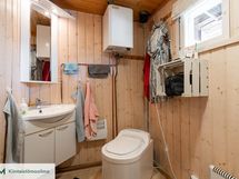 Päärakennuksessa erillinen wc