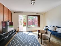 Avara olohuone, josta näkymä takapihalle