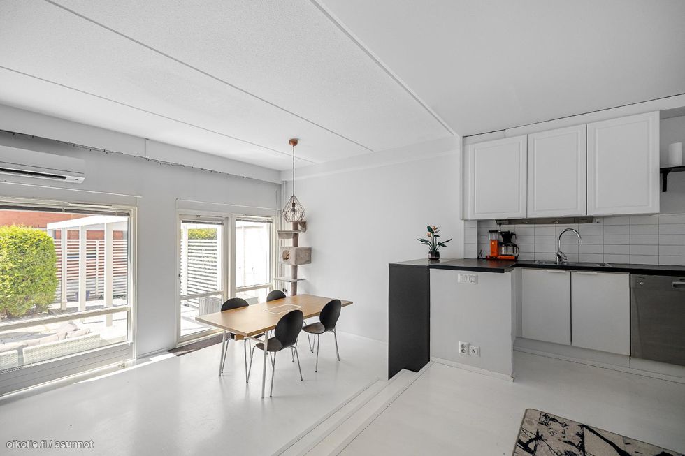 Keittiö ja olohuone ovat avaraa yhtenäistä tilaa